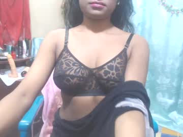 hot indian aunty showing her bra and clevage